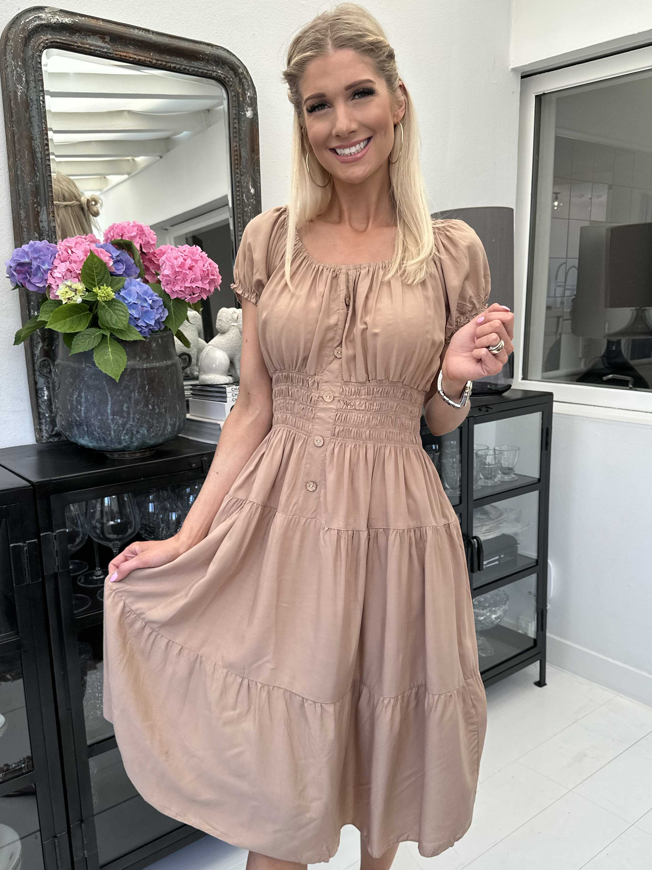 Finalia short - Sød kjole med pufærmer og elastik i taljen